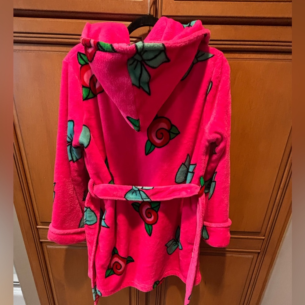 Betsey Johnson Pink Fleece Robe with Bow Design. Size: XS/S - Picture 4 of 7